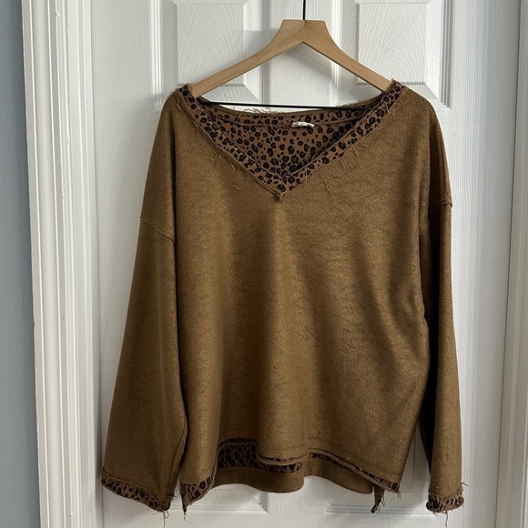 POL Sweater Animal Print Brown Oversized V-Neck Leopard Cheetah Boho Size Medium - Picture 3 of 7